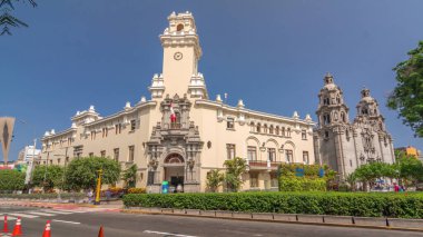 Lima City Hall zaman aşımı, Kennedy parkına yakın Miraflores belediyesi. Sokakta trafik vardı. Lima, Peru