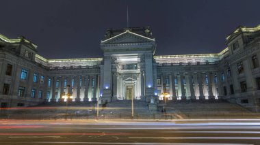 Lima Adalet Sarayı 'nın gece vakti hızlandırılmış sürati. Peru Cumhuriyeti Anayasa Mahkemesi 'nin ana koltuğu ve Peru Yargı Gücünün sembolüdür..