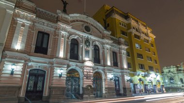 Merkez Postane Binası 'ndan Armas Meydanı' na yürüme mesafesinde. Ana meydandaki tarihi binalar ve caddedeki trafik. Lima, Peru