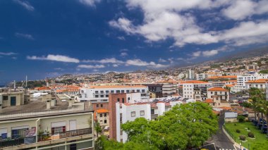 Madeira 'daki teleferikli araçtan dağın tepesindeki hava görüntüsü. Kasaba manzarası. Funchal, Portekiz.