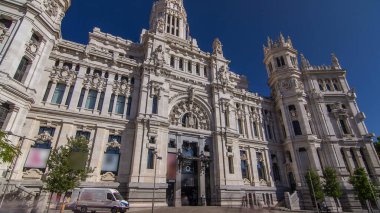 Cibeles Sarayı zaman aşımı (Palacio de Cibeles): Madrid Belediye Binası (eski adıyla İletişim Sarayı), şehrin kültür merkezi ve simgesel anıtı. Madrid 'de, İspanya