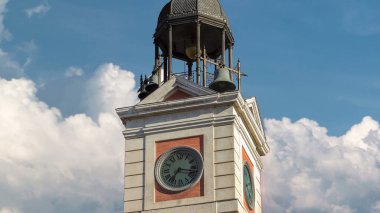Eski Postane binasındaki gözetleme kulesi. Zaman atlaması. Şu anda Madrid Topluluğu Başkanlığı 'nın merkezi. Puerta del Sol 'da. Madrid, İspanya