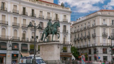 İspanya 'nın ünlü Timelapse Kralı III. Charles' ın heykeli Madrid, İspanya 'da Puerta del Sol Meydanı' nda mavi bulutlu gökyüzü ile hızlandırılmış.