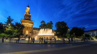 Sforza Kalesi ve kule - ana giriş Castello Sforzesco gün geçiş timelapse, Milan, İtalya gemi aydınlatılmış. Çeşme ve dolaşan insanlar