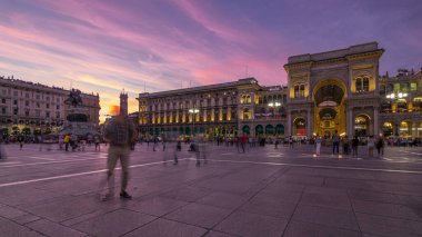 Vittorio Emanuele II ve Galleria Vittorio Emanuele II anıtı Piazza del Duomo (Katedral Meydanı) 'nda gece gündüz geçiş yapmıştır. Bu meydan Milano 'nun ünlü bir turistik merkezidir. Milan, İtalya