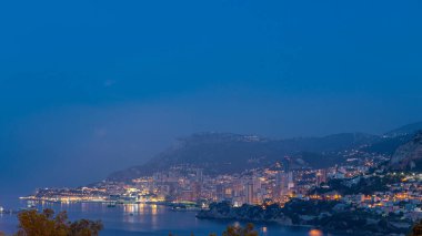 Monte Carlo 'nun şehir manzarası gece gündüz geçiş panoramik zaman döngüsü, Monako yaz gündoğumundan önce. Sabah sisi. Limandaki yatlar. Kaptan Martin 'den üst görünüm