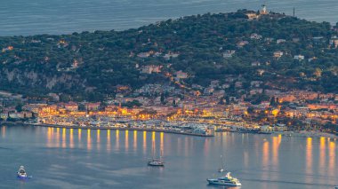 Saint-Jean-Cap-Ferrat gece hava sahasında yatlar. Fransa 'nın güneydoğusunda Provence-Alpes-Cote d' Azur bölgesindeki Cote d 'Azur' da tatil ve komün. Eze köyünün tepesinden