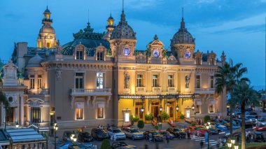 Monte Carlo 'daki Grand Casino' dan geceye geçiş zamanı, Monaco. Tarihsel bina gökyüzü manzarası. Girişi olan ön manzara. Avuç içi yanda..