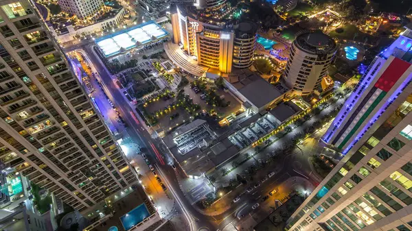 Modern ışıklandırılmış gökdelenler ve Jumeirah Beach Residence (Jbr) gece timelapse Dubai, BAE kumsalda hava görünümünü. Sokaklarda trafik