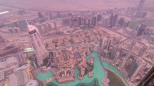 Dubai şehir merkezindeki gökdelenler, şehir ışıklarıyla ve çeşme manzarasıyla, Orta Doğu 'daki lüks yüksek teknoloji kasabası, Birleşik Arap Emirlikleri mimarisi