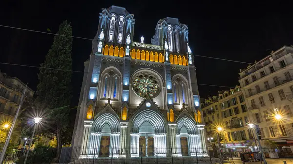 Basilique Notre-Dame de l Assomption geceleyin Nice, Fransa 'da bulunan Jean Medecin Bulvarı' nda. Nice, Fransa 'nın en kalabalık beşinci şehri ve Alpes-Maritimes' in başkentidir.