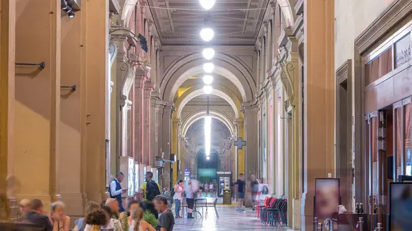 Cumhuriyet Meydanı 'ndaki atari salonunda, Birleşik İtalya' nın ilk kralının onuruna, kemerle birlikte. Akşam aydınlatması. İnsanlar içeri giriyor. Floransa, İtalya
