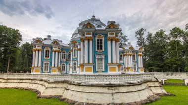 Hermitage Pavilion 'un zaman atlaması: Catherine Park, Tsarskoe Selo' da Saint Petersburg, Rusya yakınlarındaki pitoresk bir nokta. Bulutlu gökyüzü atmosfere ekleniyor