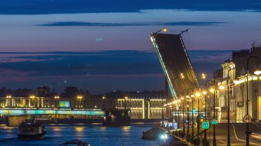 St. Petersburg 'un beyaz gece fenomeni: Zaman çizelgesi Neva Nehri üzerinde yükselen Liteyny Köprüsü açıklarını ortaya koyuyor. Üçlemeci Köprüsü 'nden görüntülendi.