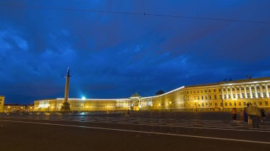 Geceyle Gündüz Geçişi Hiperlapesi: Alexander Sütunu 'nu Palace Square, St. Petersburg, Rusya' da aydınlattı. Saint Petersburg Tarihi Merkezi 'nin Dönüşümlü Güzelliğini Yakalamak