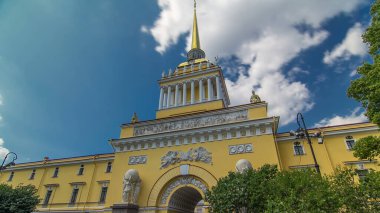 Deniz Kuvvetleri Binası Zaman Çizelgesi: A.M. Gorchakov Büyüleyici Rusya 'nın Saint Petersburg şehrinde bir Yaz Günü' nde Aleksandrovsky Garden 'da Mavi Bulutlu Gökyüzü ile Baskını