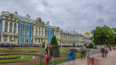 Zaman atlaması, Rusya 'nın St. Petersburg kentinin 25 km güneydoğusundaki Tsarskoye Selo (Puşkin)' da bulunan Rokoko mücevheri Catherine Palace 'ın ihtişamını yansıtıyor.