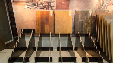 Çeşitli renk paletlerinin en iyi örnekleri - ahşap zemin zaman ayarlı stop hareketi. Mağaza vitrininde kendilerini değiştiriyorlar. Görünüyor ve kayboluyor.