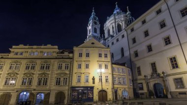 Işıklı malostranske namesti görünümünü gece Prag'da Prag Kalesi ve Kilisesi için ünlü olduğu hemen altında hangi yalanlar nicolas saint timelapse hyperlapse kare. Prague, Çek Cumhuriyeti