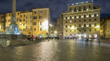 Roma timelapse hyperlapse sokaklarında Çeşme Trevi gösteren restoran ve insanlar bulanıklık gece Pantheon yürüme mesafesindedir. Gece çalıştırmak