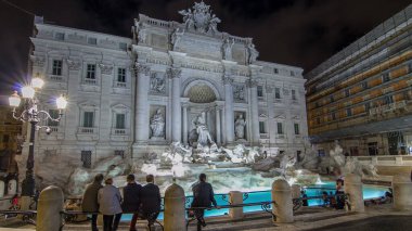 Ünlü Trevi Çeşmesi gece vakti aşırı hızlanıyor. Burası Roma 'da en çok ziyaret edilen yerlerden biri. Kalabalık burada kalsın..