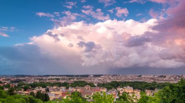 Roma, İtalya 'nın tarihi merkezinin panoramik hava görüntüsü. Şiddetli dramatik renkli bulutlu şehir manzarası ve gün batımından önce yağmur