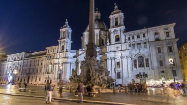 Geceleri dört ırmak timelapse hyperlapse Piazza Navona Sant'Agnese arka planda Agone kilise, Roma, İtalya, üzerinde tarih fontana aydınlatılmış. Turistler ve ışıklı eski binalar