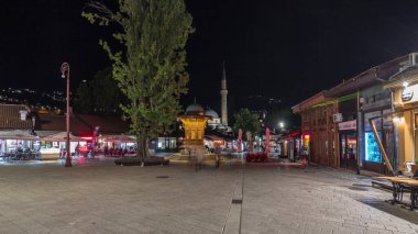 Sebilj çeşmesinden Bosna-Hersek 'in eski Saraybosna kentindeki Ferhadiye yaya sokağına hızlı bir yürüyüş. Birçok dükkan, restoran ve aydınlık yollarda gezmek.