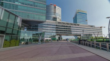 Donaustadt Tuna Şehri zaman atlaması, Avusturya 'nın Viyana kentinde gökdelenleri ve iş merkezleri bulunan modern bir semttir. Modern kuleler ve mimari bir güneş ışığını yansıttı