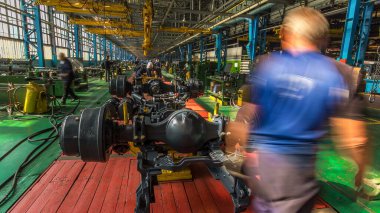 Konveyör montajı, traktörün gövdesini büyük endüstriyel fabrika zaman diliminde sahneleyecek. Çerçeve montajının aşaması, kurulum parçaları.