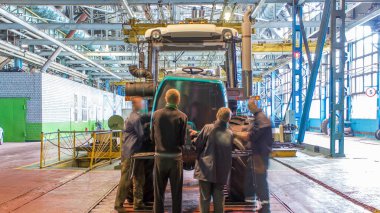 Konveyör montajı, traktörün gövdesini büyük endüstriyel fabrika zaman diliminde sahneleyecek. Çerçeve montajı, çamurluklar, kaput, egzoz borusu kurulumu ve diğer bölümler.