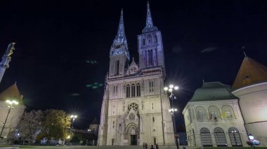 Zagrep Katedrali 'ne giriş, Maria' nın Sütunu adı verilen hızlandırılmış zaman atlaması ve anıtta aydınlatıldı. Karanlık gökyüzü güneşli, insanlar etrafta yürüyor. Hırvatistan