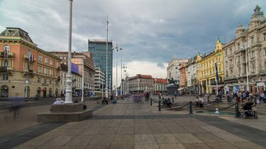 Hırvatistan 'ın Zagreb kentindeki merkez kent meydanı (Trg bana Jelacica) zaman atlaması ve Ban Jelaciç heykeli. Buradan geçen en eski binalar ve mavi tramvaylar.