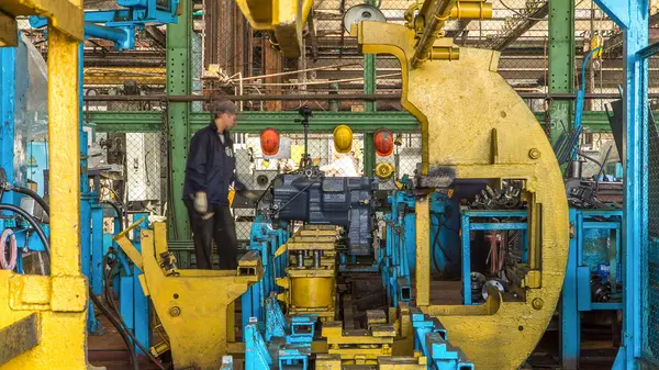 Traktör motor traktör fabrikası timelapse fabrika üretim hattında monte. Üniforma yükleme dişli bölgelerinde işçiler