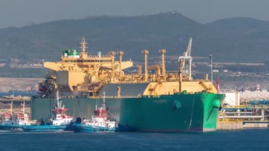 LNG Sıvılaştırılmış Doğal Gaz tankeri liman terminaline demirli, depolama için tanklar. Petrol Kaba Gaz Gemisi. Bay Petroleum Kimyasal ya da Metan Kargo İthalat Taşımacılığı 'nda LPG. Sinüs