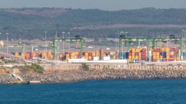 Portekiz, Sines 'deki ticari liman zaman dilimi, iş lojistiği ve ulaşım endüstrisinin konteynır kargo terminalinin hava görüntüsü. Çalışan vinçler yükleme ve boşaltma