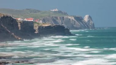 Cabo da Roca, güzel güneşli bir günde Portekiz 'in Atlantik Okyanusu' ndaki batı noktasında. Okyanus suyunun inanılmaz rengi. Magoito Sahili 'nden deniz fenerine yakın görüş