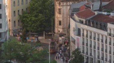 Lizbon, Portekiz 'deki Martim Moniz Meydanı' nın hava görüntüsü. Sokakta ve trafikte eski bir tramvay durağı. Günbatımında tarihi mimari tarafından çerçevelenen hareketli bir kültür ve çeşitlilik merkezi.