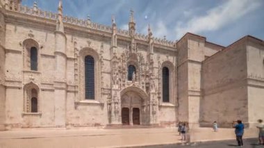 Mosteiro dos Jeronimos 'un giriş kapıları, Lizbon, Portekiz' in Belem bölgesinin zaman diliminde yer almaktadır. Manueline tarzı Portekizce geç dönem Gotik. Mavi gökyüzünde bulutlar