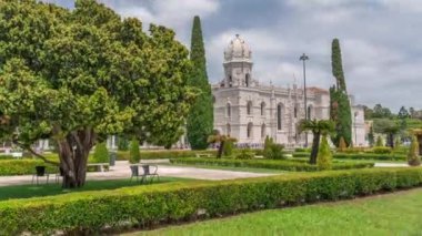 Mosteiro dos Jeronimos ve bahçede çimenliği olan yeşil ağaçlar, Lizbon, Portekiz 'in Belem bölgesinin zaman diliminde yer almaktadır. Manueline tarzı Portekizce geç dönem Gotik. Mavi gökyüzünde bulutlar