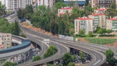 Kentsel yerleşim bölgesindeki çok katlı kavşak yolunun hava görüntüsü. Metro tren hattıyla kesişme ve üstgeçit. Lizbon, Portekiz 'deki Odivelas Bölgesi