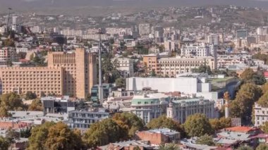 Şehrin merkezindeki özgürlük meydanındaki hava manzaralı sütun. Tiflis 'teki Aziz George Anıtı. Tarihsel binalar çatılar, bakış açısına göre. Georgia