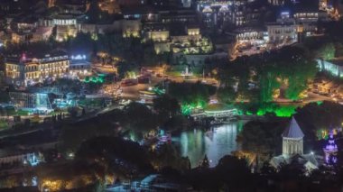 Gürcistan ve Avrupa Birliği bayraklarıyla Tiflis 'teki Avrupa meydanı, Rike Park ve eski şehrin merkezi. Kavşak ve nehir kıyısında trafik vardı.