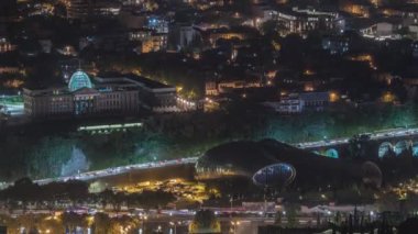 Gürcistan Seremonisi Sarayı ve konser salonu gece uçuşları. Resmi törenler için bir saray, Gürcistan 'ın Tiflis bölgesindeki Avlabari bölgesinde, Kura Nehri' nin sol kıyısında yer alıyor..