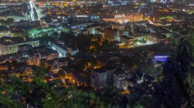 Şehrin merkezindeki özgürlük meydanının hava görüntüsü sütun gecesi zaman ayarlı. Tiflis 'teki Aziz George Anıtı. Aydınlatılmış binalar ve çatılar. Georgia