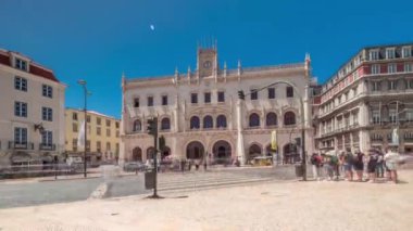 Lizbon 'daki Rossio İstasyonu zaman aşımına uğradı. Zebra geçişi ve sokak trafiği ile ön manzara. Don Pedro IV Meydanı 'ndaki 19. yüzyıl demiryolu binası. Portekiz.