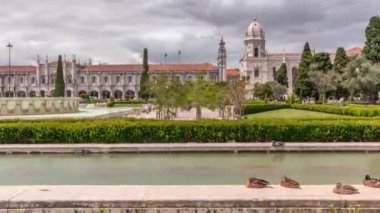 Empire Square hiperlapse Praca do Imperio in Portuguese, şehir meydanı ve Belem bölgesindeki Jeronimos Manastırı 'nın bitişiğindeki park. Göletli ve çeşmeli yeşil bahçe. Lizbon, Portekiz