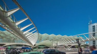 Lizbon Oriente Tren ve Otobüs İstasyonu, çelik ve cam ağaçların birbirine kenetlenerek şeffaf çatılardan oluşan sürekli bir sistem oluşturduğu yüksek hıza ulaşır. Zebra ve sokak trafiği. Lizbon, Portekiz