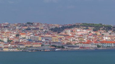 Lizbon 'un Tagus nehri üzerindeki havadan Almada' daki Cristo Rei 'nin yatlar, turist botları ve zaman çizelgesi. Kırmızı çatıları olan tarihi bir bölge. Kale üstte. Lizbon, Portekiz