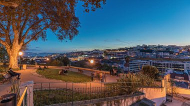 Panorama, Jardim do Torel 'i günden geceye geçiş süresini gösteriyor. Geleneksel bir bahçe ve Lizbon şehir merkezine alışılmadık manzaralı bir bakış açısı. Terası ve büyük bir göleti var. Portekiz